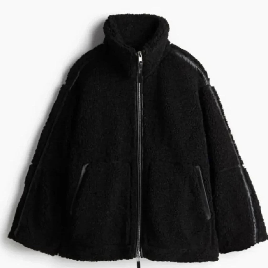 Svart teddyjacka med dragkedja