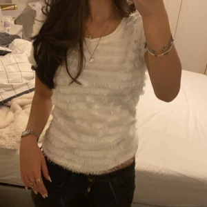 Vit fransig topp - Säljer denna supersöta toppen med fransdetaljer 🥰🥰 Använd bara ett fåtal gånger!!