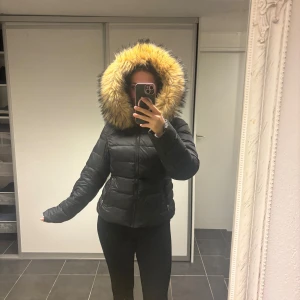 rock and blue jacka - storlek m-xl men även mig som har xs, varm vinter jacka med päls, perfekt nu inför hösten o vintern. Från rock & blue.
