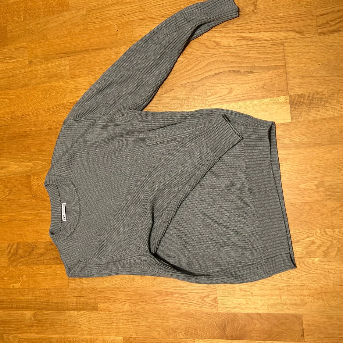 Grå/turkos stickad tröja från Zara - 1