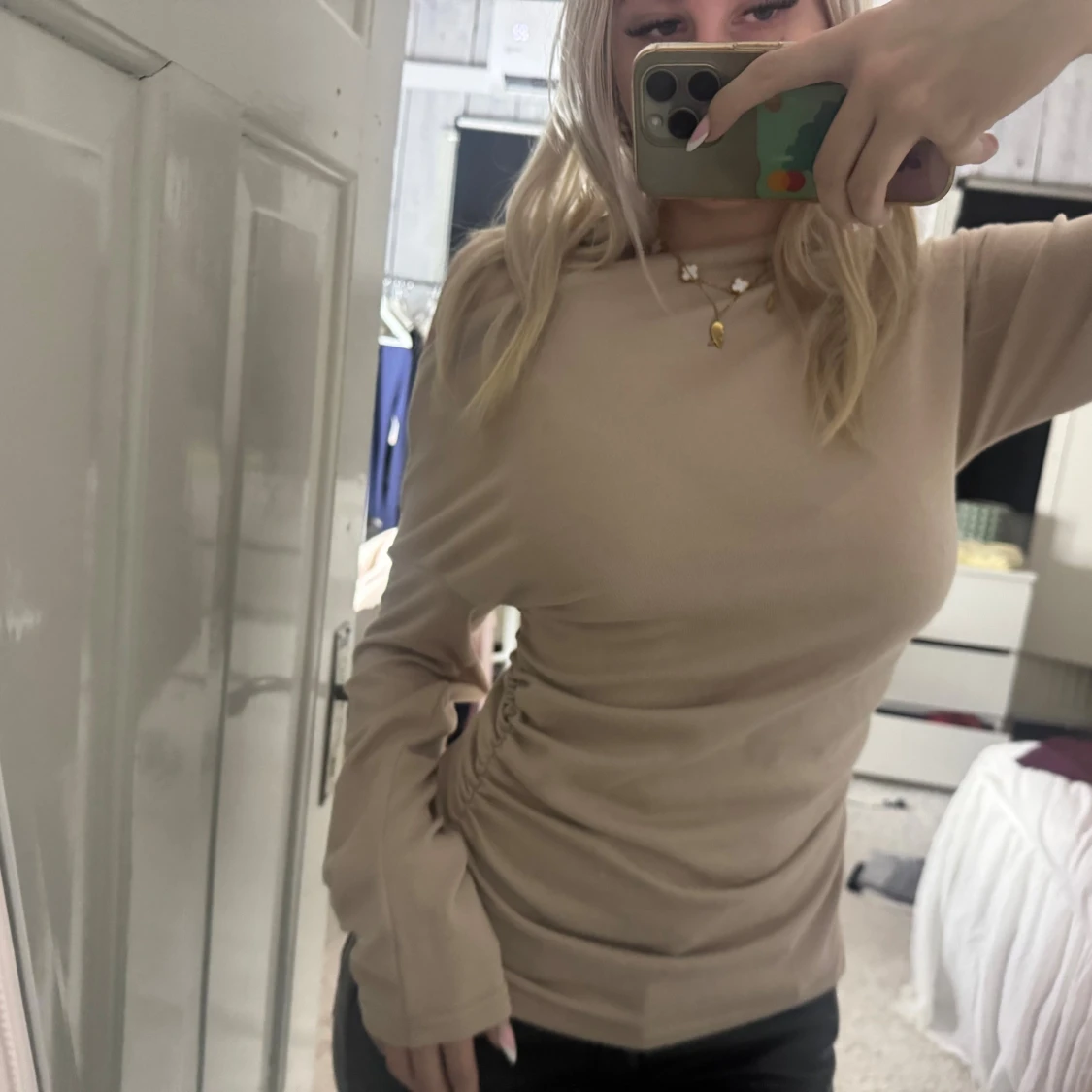 Beige långärmad off shoulder topp  - 2