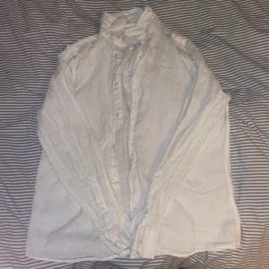 Vit lång skjorta - Fin skjorta, den är ostyrigt, har använt den 2 gånger, storlek M