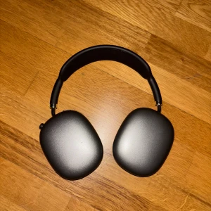 Svarta hörlurar - Säljer dessa svarta hörlurar. De kommer med laddare, hörlurar och fodral till hörlurarna. Hörlurarna använder sig av bluetooth. Jag har bara använt dessa som test en gång ocj inget annat.