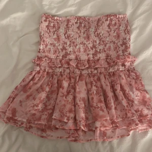 Rosa volangkjol  - Säljer min jätte fina rosa volang kjol från Gina tricot då den inte kommer till användning längre. Storlek Xs men den är stretchig så skulle säga att den passar S också. Priset kan diskuteras, tryck gärna på köp nu❤️