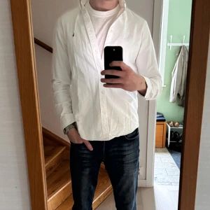 Vit skjorta från Ralph Lauren  - Riktigt fin och stilig. Storleken är barn XL men sitter som vuxen M/stor S. 