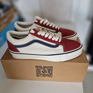 Oanvända Vans Old Skool EU43 - Helt nya i förpackningen, storlek 43. Finns även i storlekar 39 och 40. Nypris 1000 kr Skickas spårbart och försäkrat 