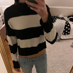 Snygg stickad polotröja - En väldigt snygg randig tröja med en mysig polokrage. Perfekt nu inför hösten, tyvärr för liten för mig då den blir lite kroppad men annars en dröm tröja. 