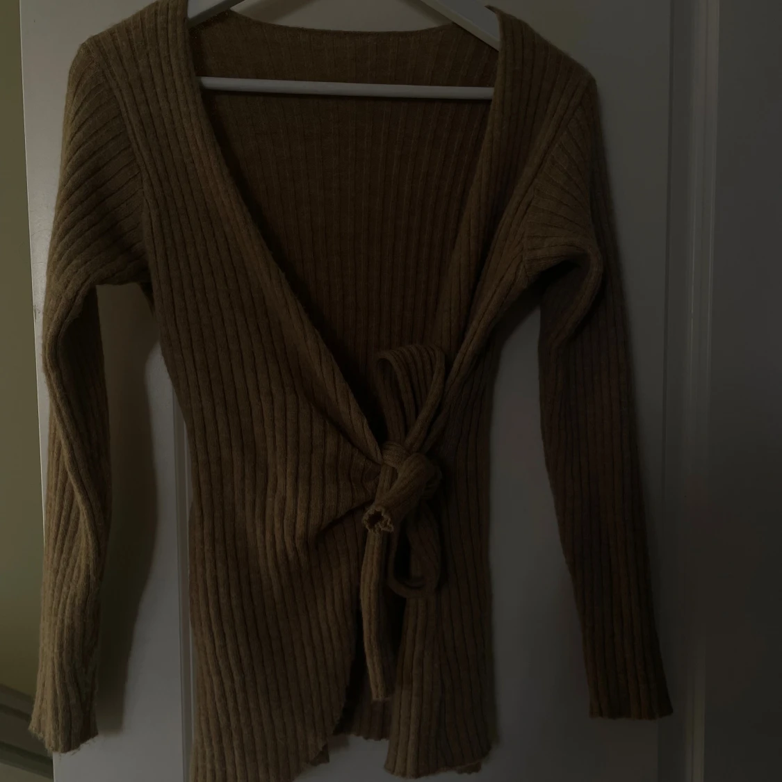 Beige ribbad omlottkofta