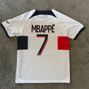 PSG tröja - Mbappe tröja i storlek S