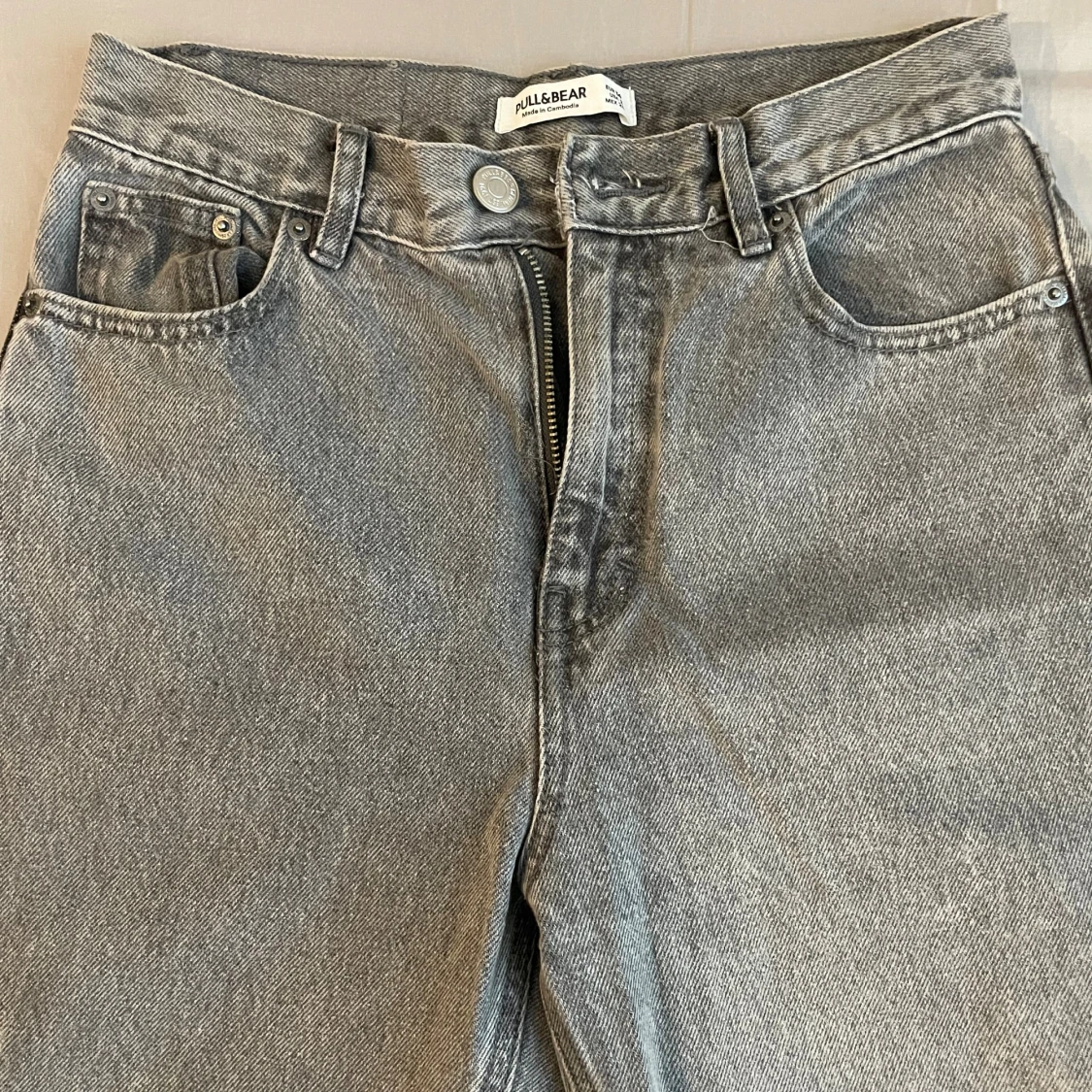 Grå jeans från Pull&Bear med rå kant - 1