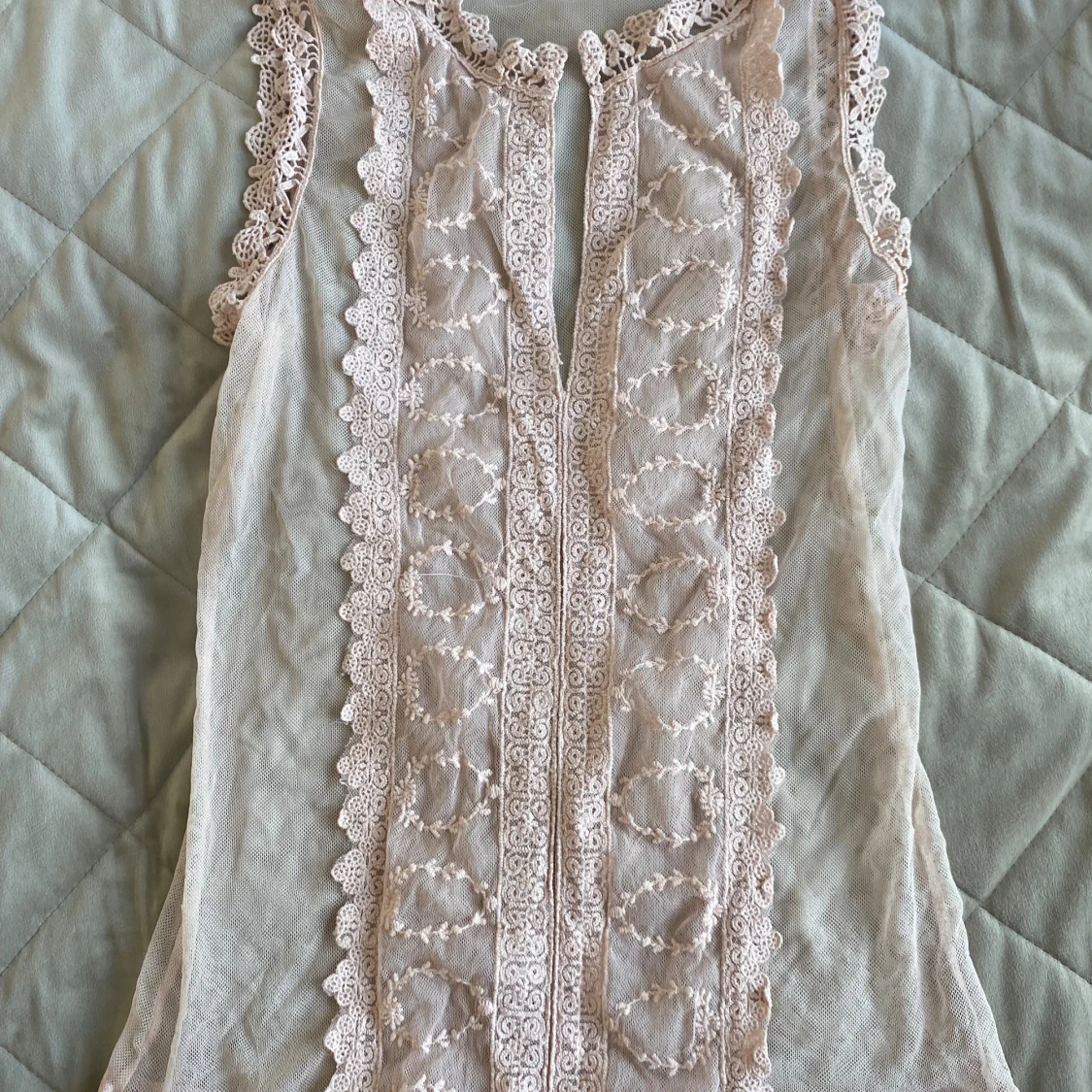 Beige spetsblus med broderi