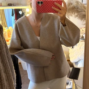 Vila jacka - Så fin och populär jacka från Vila😇Använd 5 gånger, men fortfarande i fint skick! Skriv vid intresse eller frågor🩷