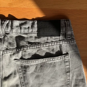 Valilent jeans - Ett par grå tapered jeans från Vailent, köpte dem nya för cirka 1 år sedan och har använt dem ett fåtal gånger sedan dess. Storlek 32/32