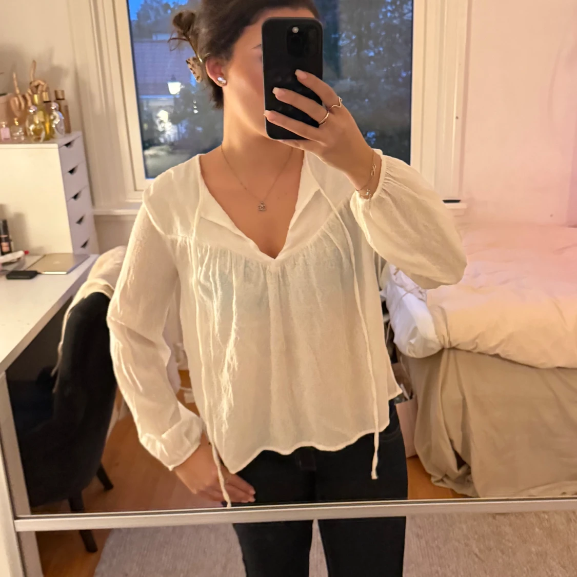 Vit blus med v-ringning och knytband - 1