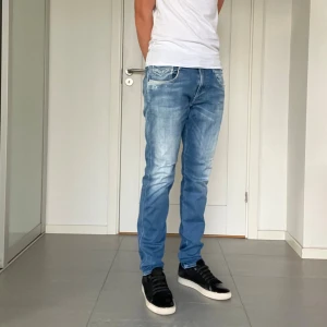 Replay Anbass Hyperflex Jeans - Säljer nu dessa Replay Anbass Hyperflex jeans med slitningar i populär design, W34 o L34, skriv för fler bilder/frågor🙌🏼