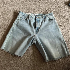 Jeansshorts Cubus - Säljer ett par mom fit jeansshorts i ljusblå denim från Cubus.