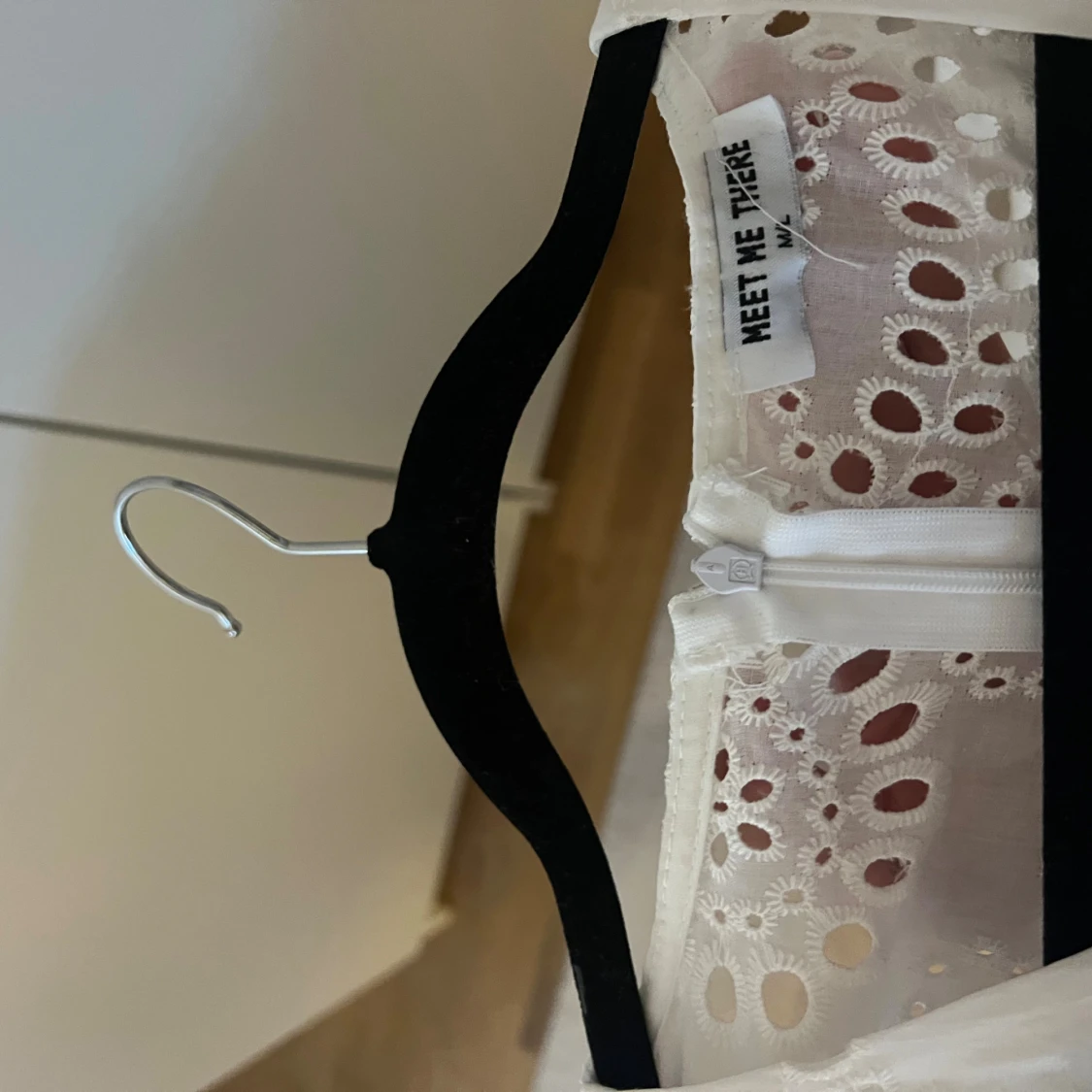 Vit broderad klänning Meet Me There - 2