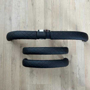 Nysydda handtagsskydd donkey 1/2 - Nysydda skydd till handtag samt 2 stycken byglar.  Dessa passar till Bugaboo Donkey 1 och 2. Dessa träs på över original handtag o byglar, för att dölja/skydda. För att få på dessa behöver man lossa handtaget, om du behöver hjälp med det är det bara skriva, det är superenkelt. Därefter sitter dessa ordentligt på plats utan att skava eller åka av. Svart quiltad läderimitation.