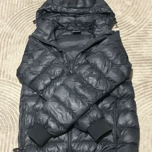 Peakperformance Höst/Vinterjacka - En Svart Peak performance jacka som är 100% äkta köpt från Peak performance själv men är för liten. Köpt gör 1200kr och säljer för halva priset! I Mycket bra skikt, då den ej har nån fläck eller nått annat liknande.