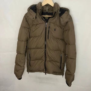 Ralph Lauren jacka  - Riktigt soft raffe jacka. Storlek XS. Modellen är 185. Väldigt fint skick.