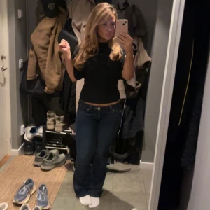 Mörkblå bootcut jeans - Säljer dessa jätte fina mörkblå true religon jeans i modellen joey, har dock sytt upp dom hos en skräddare så de sitter väldigt bra för dom som är 1,60 och kortare❤️