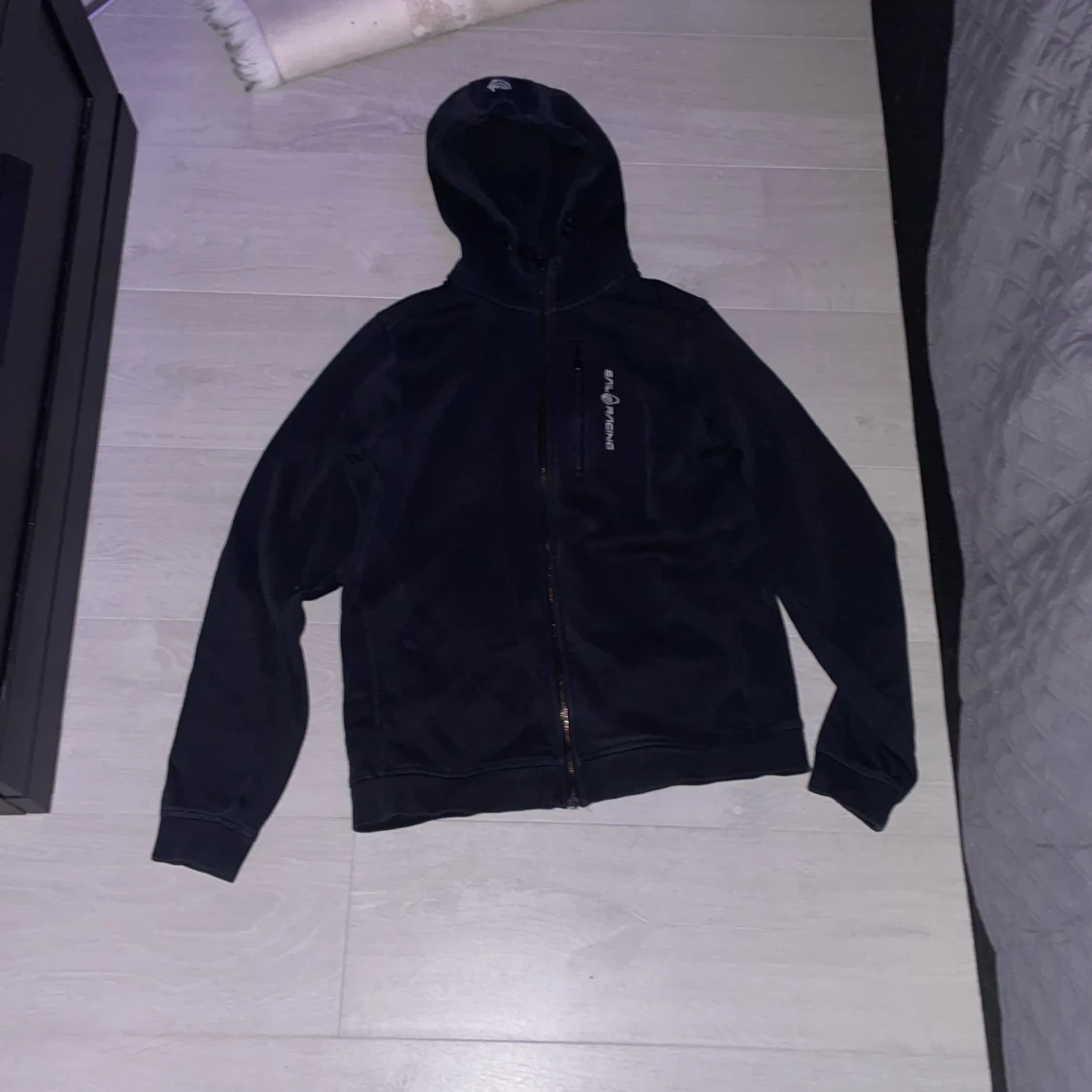 Svart hoodie från Sail Racing