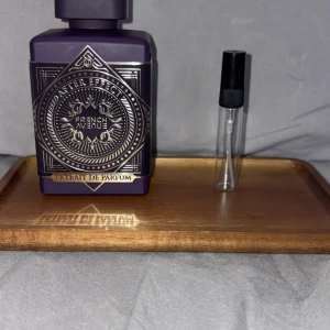 French Avenue After Effect Parfym - Extrait de Parfum med unik design och exklusiv känsla. Perfekt för dig som vill sticka ut och testa något nytt. Snygg flaska som drar blickarna till sig.