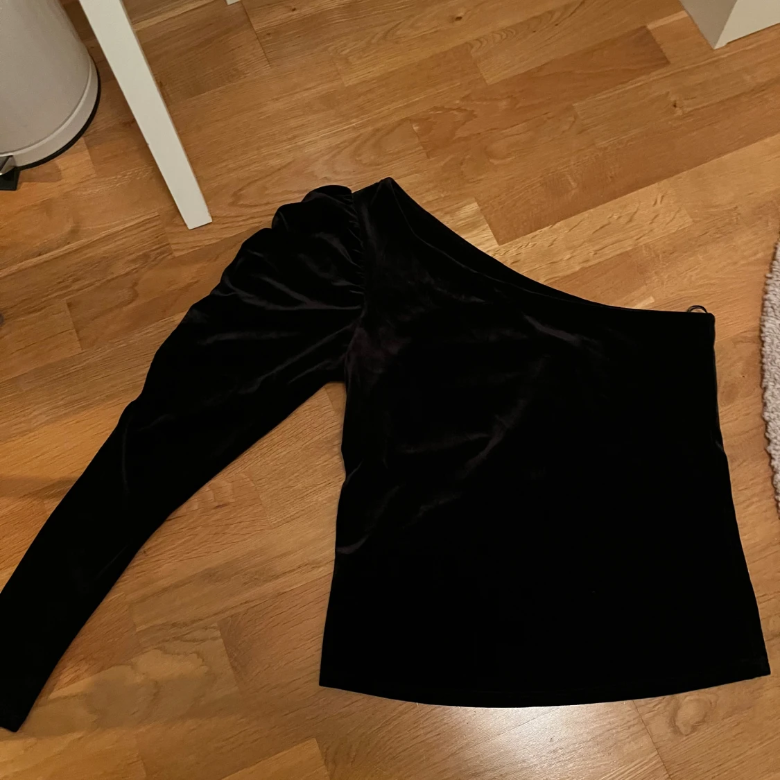 Svart oneshoulder topp i sammet från Mango - 2