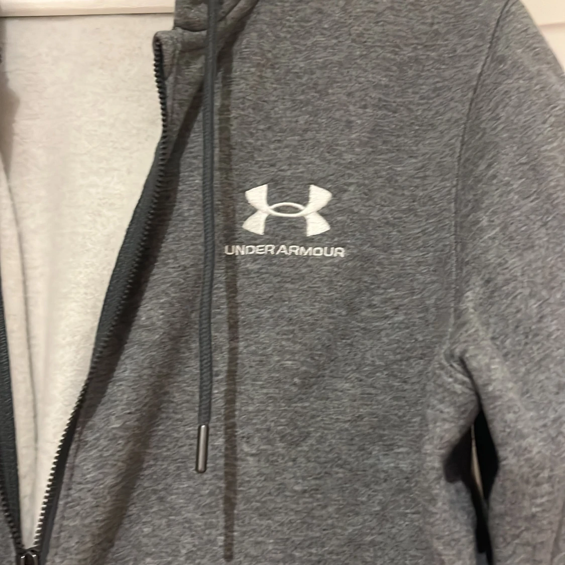 Grå hoodie från Under Armour  - 2