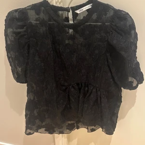 Svart blommig blus från Zara - Blus med puffärm, använd fåtal gånger!