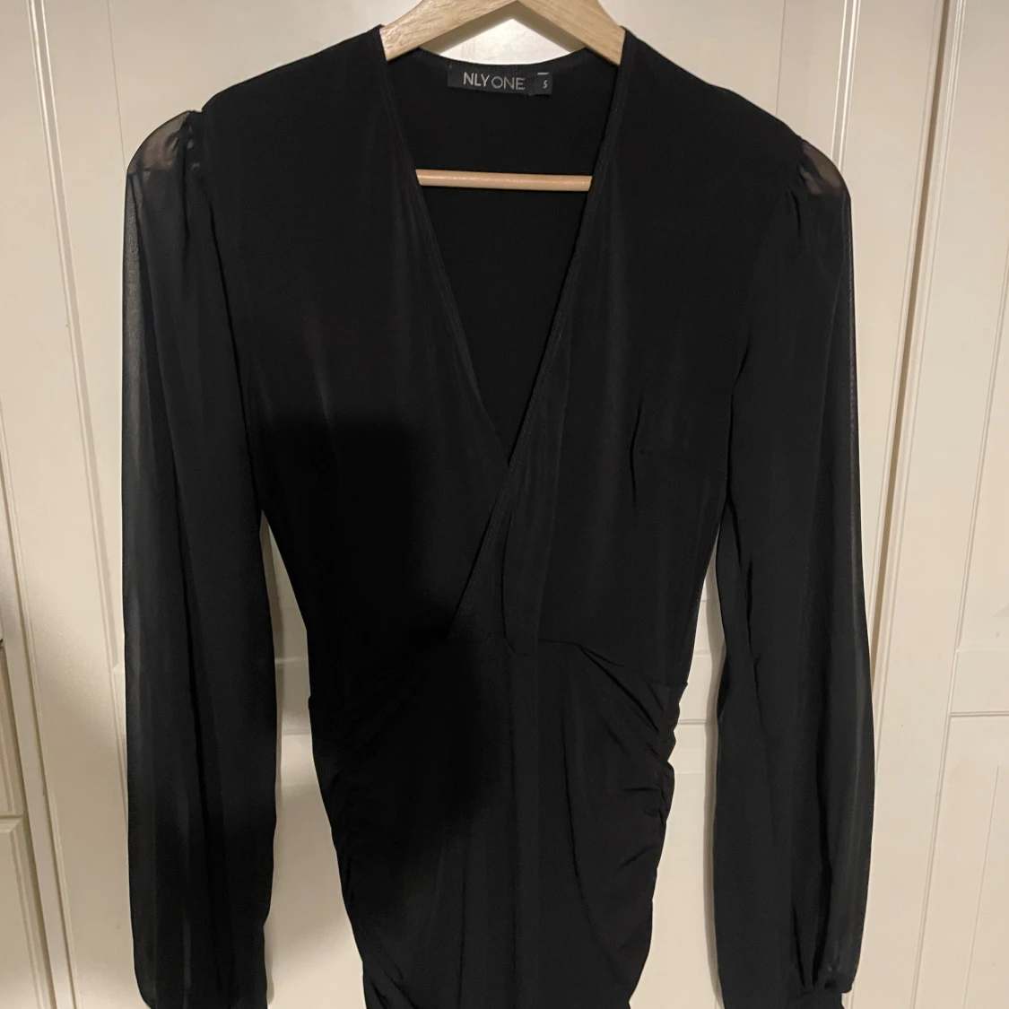Svart omlottklänning från NLY One - 2