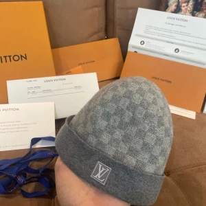 Louis Vuitton mössa  - Banie Grå (Original edition) Kommer med alla tillbehör,kvitton och papper som man fick och som visas på bilderna! Mössan sitter som en xs/s
