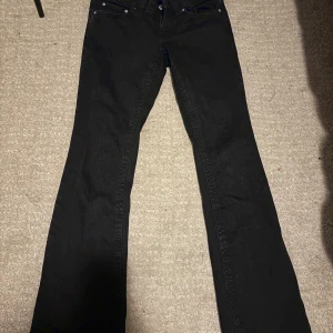 Svarta bootcut jeans - Snygga svarta lågmidjade jeans med bootcut från Gina tricot.
