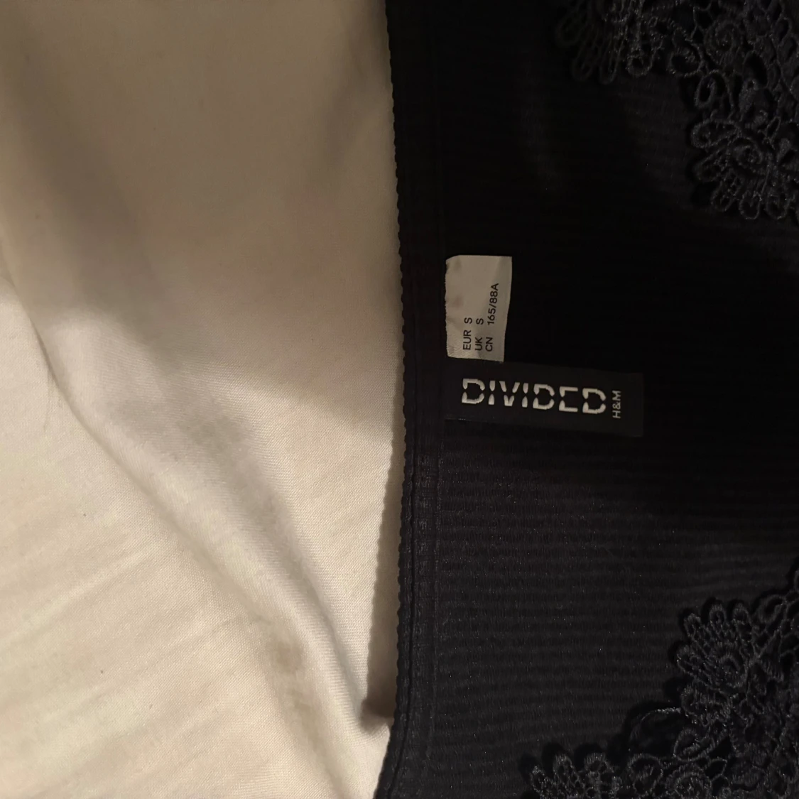 Svart ribbad topp med spets från H&M Divided - 2