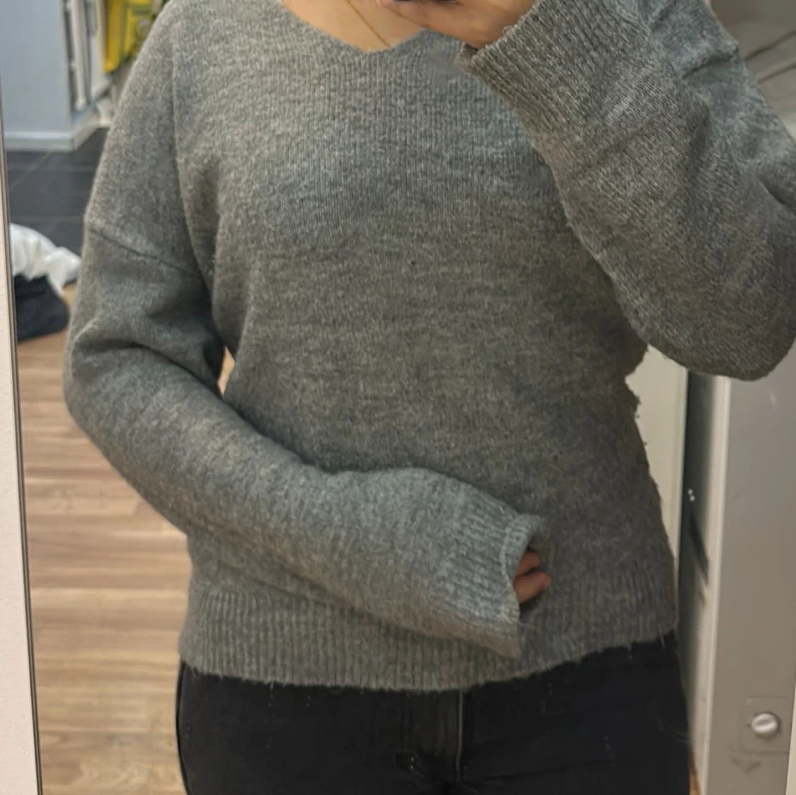 Grå stickad tröja med v-ringning - 1