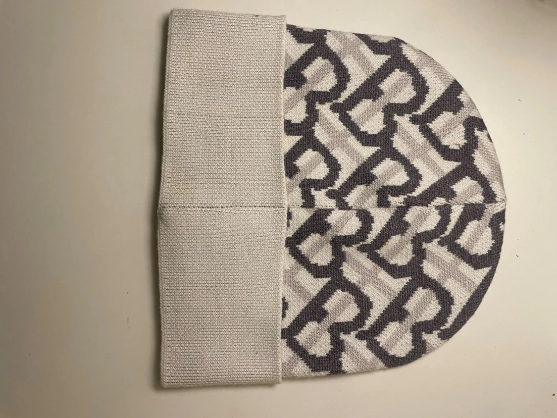 Vit och grå Burberry mössa - 1