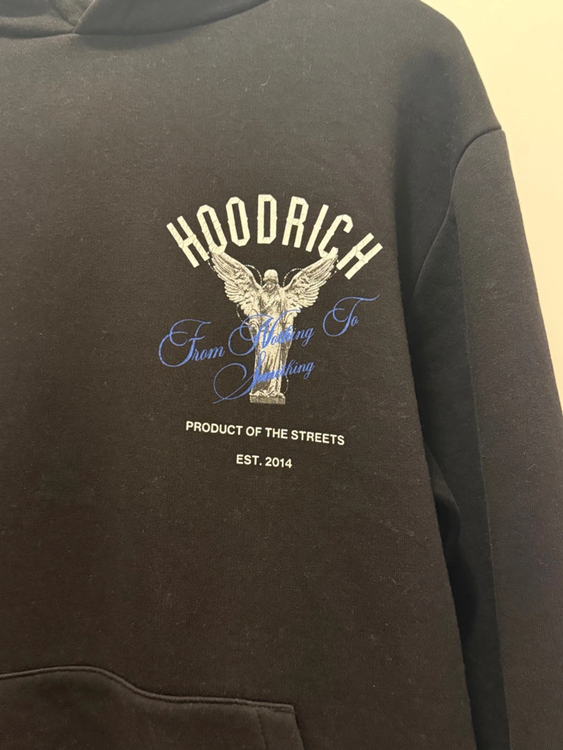 Svart hoodie med tryck säljes!Lite för stor .Men vid intresse! - 1