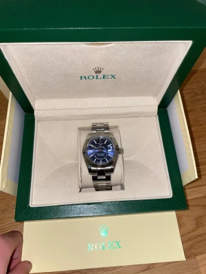 Hel ny rolle - Bilderna visar en Rolee-klocka i originalförpackning, men ingen väst finns med. Vänligen ladda upp bilder på en väst för att få en beskrivning. En liknande modell av orginal