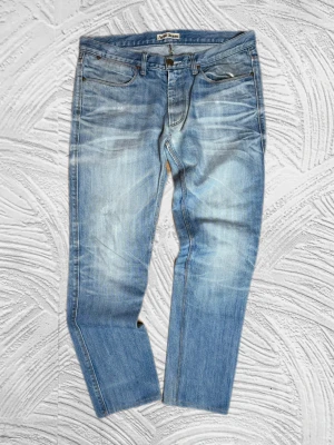 Acne Jeans Selvedge - Feta selvedge Acne jeans i storlek W32L34, midjemått 44cm, ytterbenslängd 97cm! – enkla att matcha och sköna att bära. Ett stilrent val, noggrant utvalt med omsorg av A.M.C!  📩 Frågor? Hör gärna av dig! 📲 Följ oss här på Plick för fler uppdateringar. ♻️ Tack för att du handlar mer hållbart med A.M.C Archive!