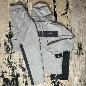 UNDER ARMOUR - FULL WOVEN TRACKSUIT - Under Armour – Full Woven Tracksuit • Jacka och byxa i matchande färg • Storlekar från XS till 2XL • Går också att få den på sneaks,se