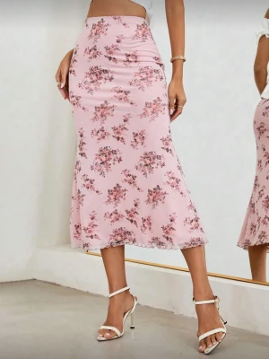 Rosa blommig midikjol  - Säljer en sjukt fin rosa midikjol med blommigt mönster. Sitter jättefint på kroppen och ger en clean, feminin look. Perfekt till sommar, fest eller bara vardag med en enkel topp. Har aldrig använt den så den är i mycket bra skick🩷🌸✨