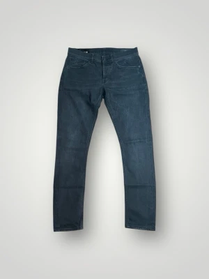 Dondup George Jeans - Tja säljer nu dessa riktigt snygga och populära Dondup jeansen i storlek 33 där nypris är cirka 4000kr modell George, skicket är 9/10 och dem är destroyd från fabrik, vid minsta lilla fundering så är det bara att höra av sig!  Mvh Santén  
