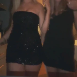 Glitter klänning - Säljer  denna klänning perfekt till nyår!! Använt den 2 tillfällen innan men inte märkt att den hade defektionen så det är verkligen inget man tänker på!