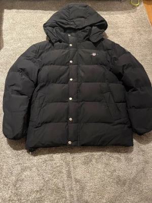 Svart gant puffar jacka. - Säljer en riktigt fet svart gant jacka med skick i 8/10. Jackan är använd i en vinter och har inga skador. Köpte jackan för 1700 kr. 