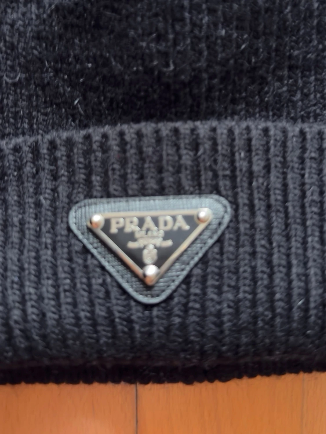 Svart stickad mössa från Prada - 1