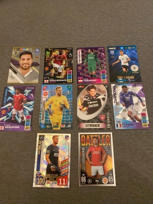 Ingen väst synlig på bilderna - Bilderna visar samlarkort med fotbollsspelare, men ingen väst finns till salu eller synlig på någon av bilderna.