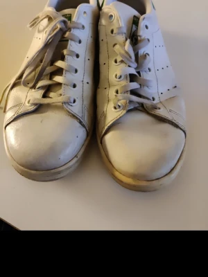 Adidas stan Smith storlek 38  - Dessa är otroligt välanvända slitna smutsiga har sprickor se bilder. Mer bilder får man gärna då man bara kunde lägga upp 7 bilder.  Stan Smith adidas storlek 38.    Priset är billigt då de är så slitna och priset tycker jag ska matcha skicket. 