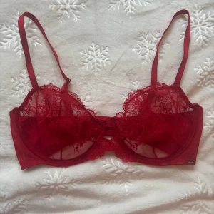 Röd spets-bh - Supersöt röd spets-bh. Har bygel och justerbara axelband.🌹