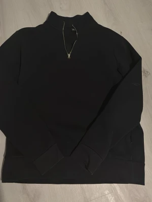 Half zip  - Säljer denna då jag inte använder den längre. Skick 8/10 För mer bilder är det bara att skriva😊
