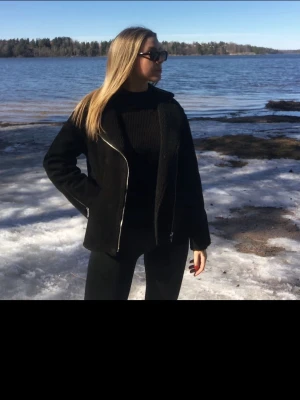 Teddyjacka H&M - Svart teddyjacka från H&M. Jackan har silvriga dragkedjor. Stl 34/S